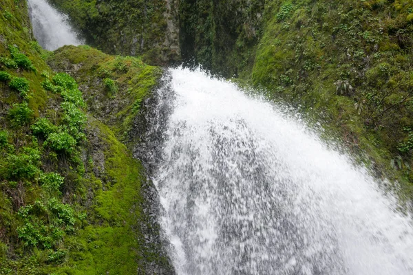 Bela Cachoeira Branca Musgo Verde Coberto Montanha Rocha — Fotografia de Stock