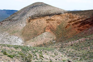 Dağlara giden kum tepeleri