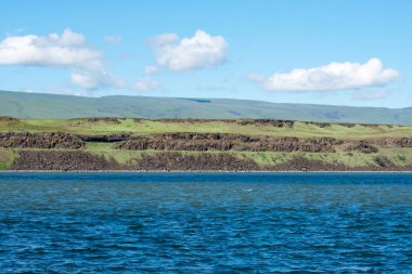 Arka planda tepeler ile Riverside
