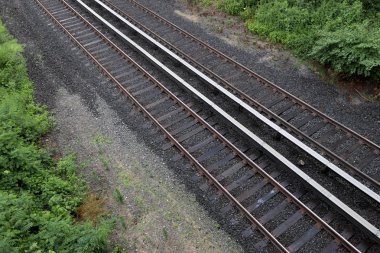 Yeşil çimenler arasından demiryolu rayları