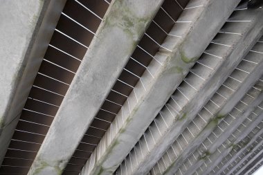 Çimento raylı iskelenin alt görünümü