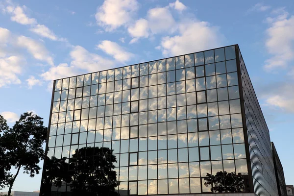 Edificio Con Ventanas Cristal Reflectante Con Cielo Azul Nublado — Foto de Stock