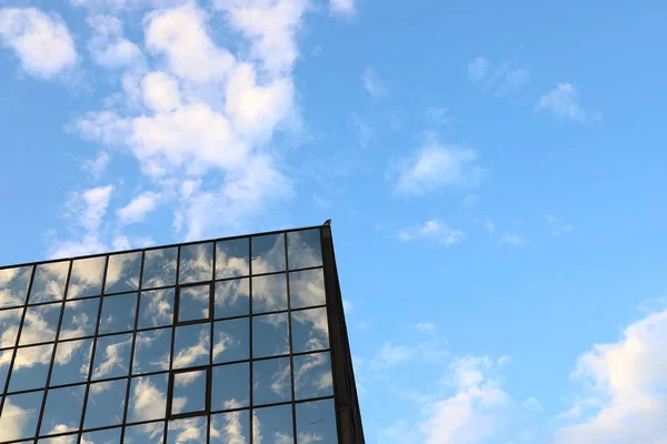 Edificio Con Ventanas Cristal Reflectante Con Cielo Azul Nublado — Foto de Stock