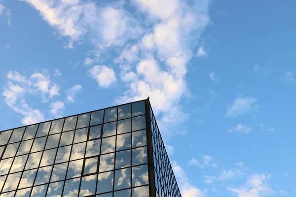 Edificio Con Ventanas Cristal Reflectante Con Cielo Azul Nublado — Foto de Stock