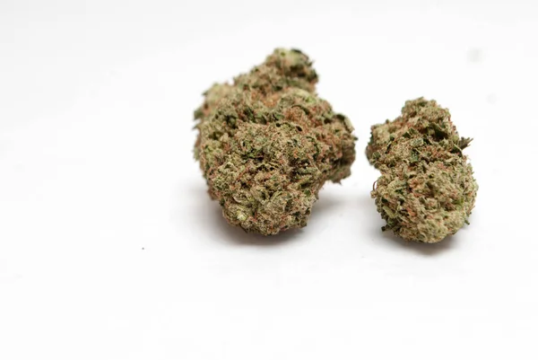 白色背景上的大麻 吸毒概念 医用大麻概念 — 图库照片