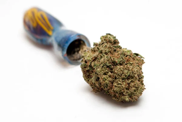 Marihuana Pipa Fumar Sobre Fondo Blanco Concepto Drogadicción Concepto Marihuana —  Fotos de Stock