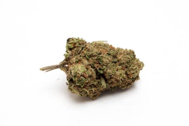 Beyaz arka planda esrar. Uyuşturucu bağımlılığı kavramı. Tıbbi esrar kavramı 