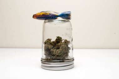 Beyaz arka plan ile Marihuana natürmort kavramsal poster