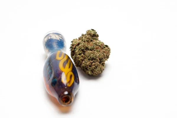 Marihuana Und Pfeife Rauchen Auf Weißem Hintergrund Drogenabhängigkeit Medizinisches Marihuana — Stockfoto