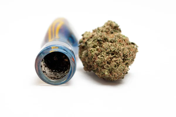 Marihuana Und Pfeife Rauchen Auf Weißem Hintergrund Drogenabhängigkeit Medizinisches Marihuana — Stockfoto