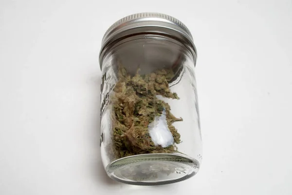 Marihuana Skleněné Sklenici Koncept Drogové Závislosti Koncepce Lékařské Marihuany — Stock fotografie