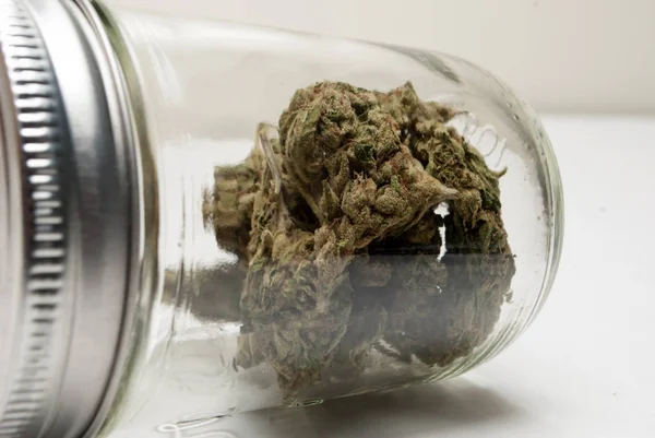 Close Weergave Van Gedroogde Marihuana Glazen Pot Drugsverslaving Concept Medisch — Stockfoto