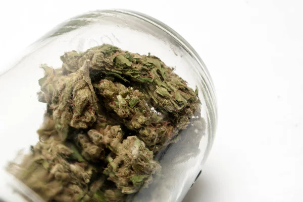 Close Weergave Van Gedroogde Marihuana Glazen Pot Drugsverslaving Concept Medisch — Stockfoto
