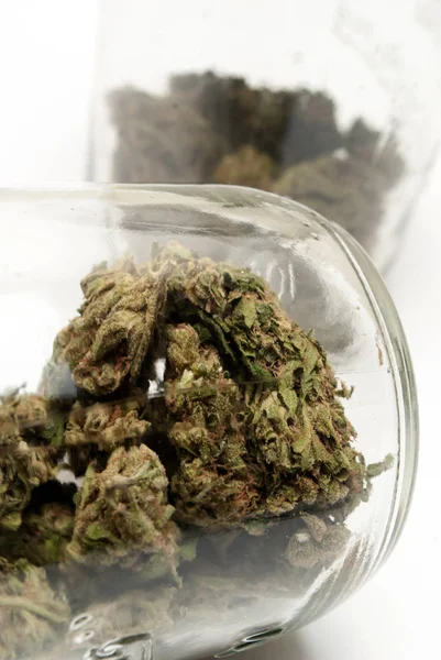 玻璃罐里的大麻吸毒概念 医用大麻概念 — 图库照片