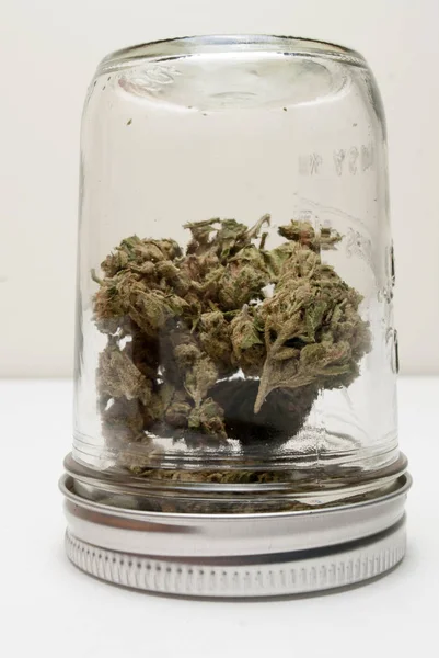 玻璃罐中干大麻的特写镜头 吸毒概念 医用大麻概念 — 图库照片