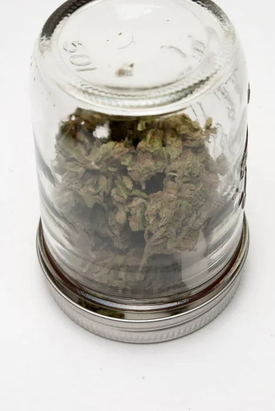 Närbild Torkad Marijuana Glasburk Narkotika Missbruk Koncept Medicinsk Marijuana Koncept — Stockfoto