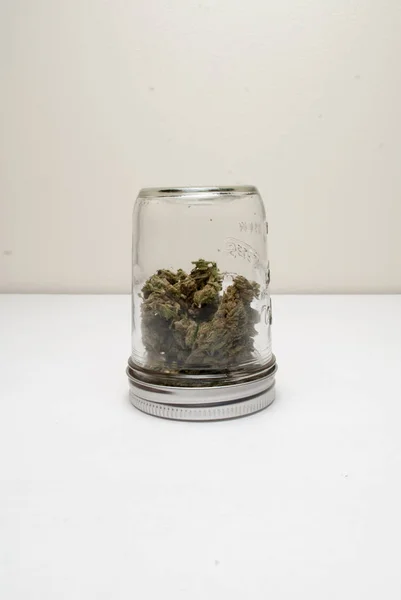 Vue Rapprochée Marijuana Séchée Dans Pot Verre Concept Toxicomanie Concept — Photo