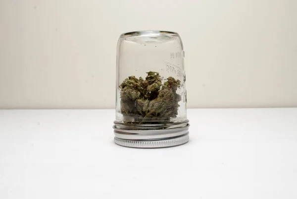 Närbild Torkad Marijuana Glasburk Narkotika Missbruk Koncept Medicinsk Marijuana Koncept — Stockfoto