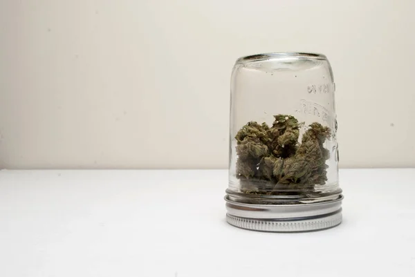 Vue Rapprochée Marijuana Séchée Dans Pot Verre Concept Toxicomanie Concept — Photo