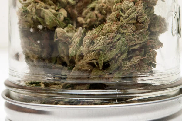 玻璃罐中干大麻的特写镜头 吸毒概念 医用大麻概念 — 图库照片