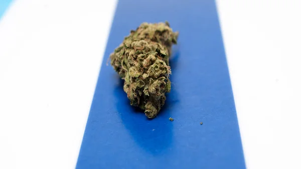 カラフルなストライプの背景に乾燥マリファナ 薬物中毒の概念 医療用マリファナの概念 — ストック写真