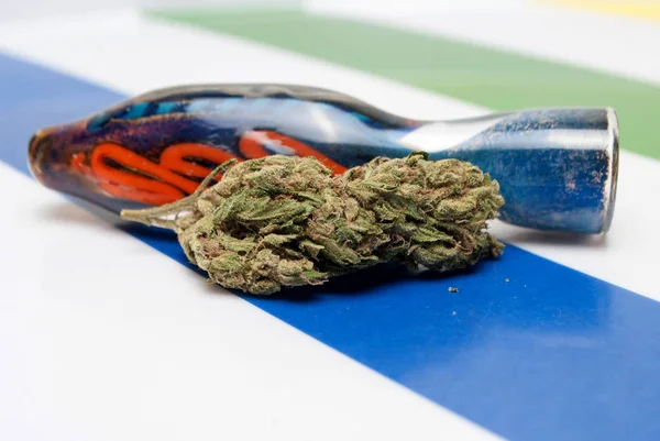 Torkad Marijuana Och Blå Röka Pipa Färgglada Randig Bakgrund Narkotika — Stockfoto