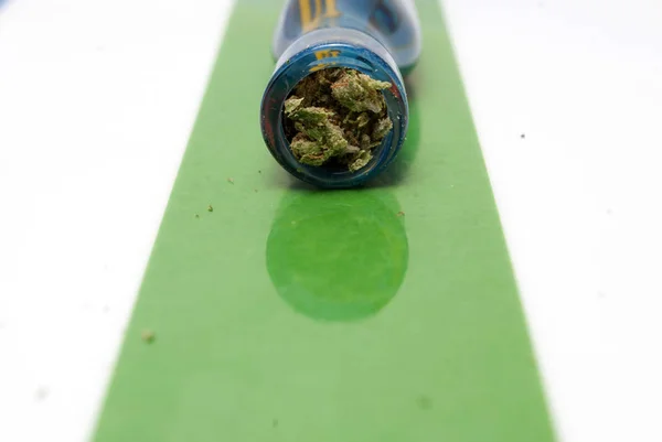 干大麻和蓝色烟斗在五颜六色的条纹背景 吸毒概念 医用大麻概念 — 图库照片