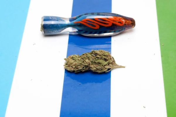 Marihuana Seca Pipa Azul Sobre Fondo Rayas Colores Concepto Drogadicción —  Fotos de Stock