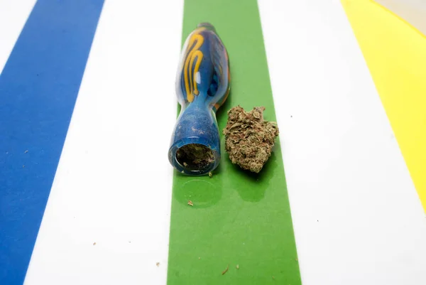 Getrocknetes Marihuana Und Blaue Raucherpfeife Auf Bunt Gestreiftem Hintergrund Drogenabhängigkeit — Stockfoto
