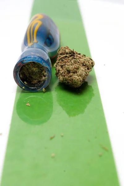 Marihuana Seca Pipa Azul Sobre Fondo Rayas Colores Concepto Drogadicción — Foto de Stock