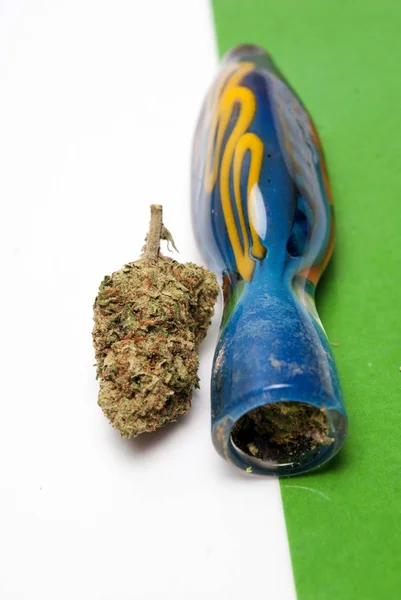 Maconha Seca Cachimbo Fumo Azul Sobre Fundo Listrado Colorido Conceito — Fotografia de Stock