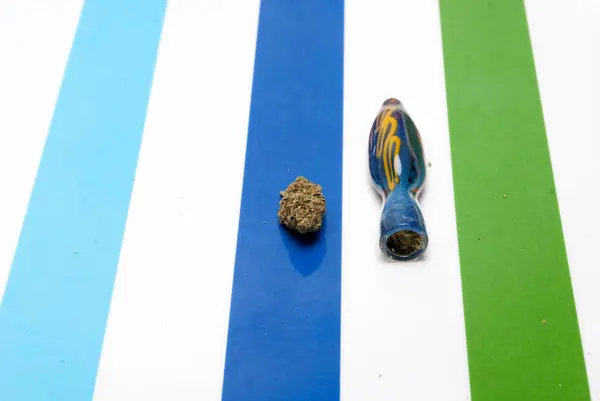 乾燥したマリファナと喫煙パイプ 薬物中毒の概念 医療用マリファナの概念 — ストック写真