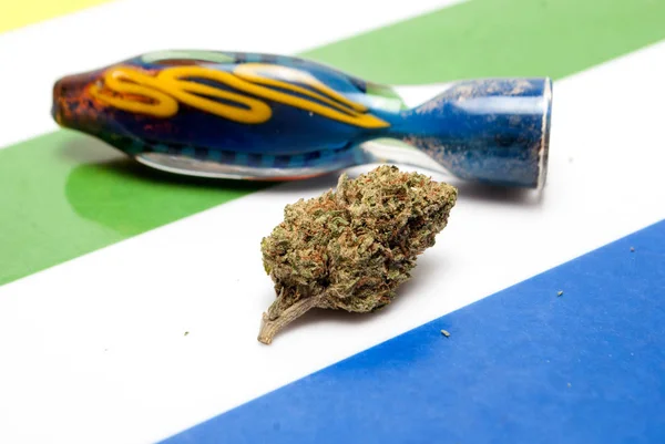 Torkad Marijuana Och Röka Pipa Narkotika Missbruk Koncept Medicinsk Marijuana — Stockfoto