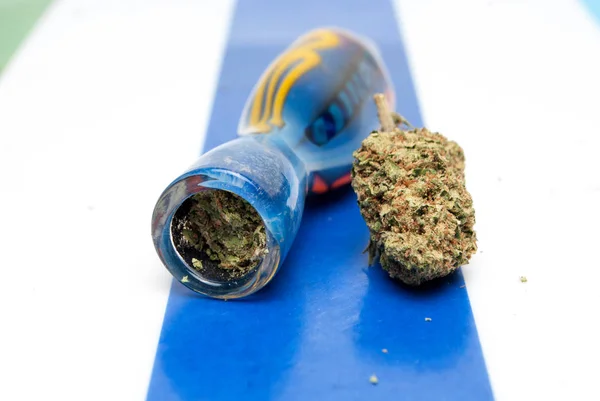 Torkad Marijuana Och Röka Pipa Narkotika Missbruk Koncept Medicinsk Marijuana — Stockfoto