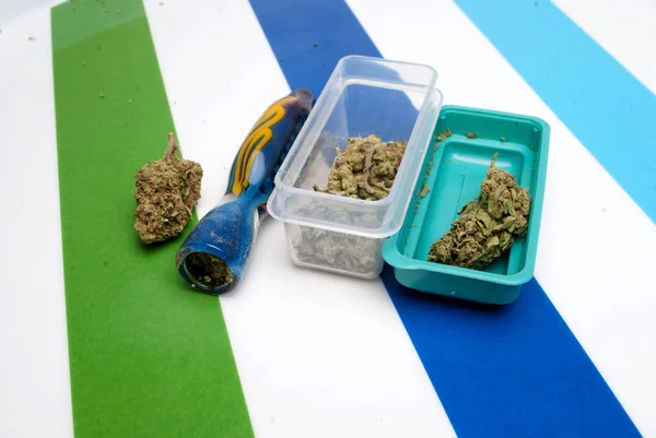 Marijuana Dans Récipient Plastique Une Pipe Fumer Concept Toxicomanie Concept — Photo