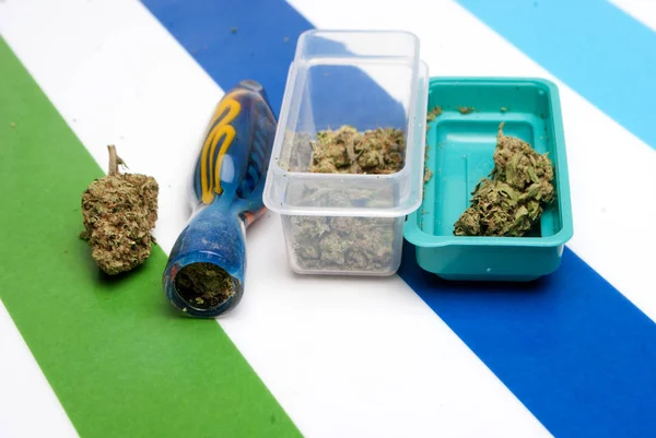 大麻在塑料容器和吸烟管 吸毒概念 医用大麻概念 — 图库照片