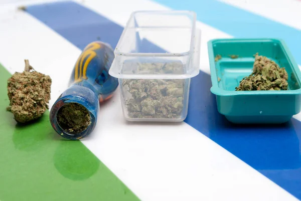 Marijuana Plastbehållare Och Rökrör Narkotikamissbruk Koncept Medicinsk Marijuana Concept — Stockfoto