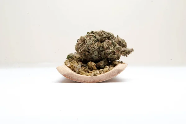 Suszona Marihuana Drewnianej Płycie Koncepcja Uzależnienia Narkotyków Koncepcja Medyczna Marihuana — Zdjęcie stockowe