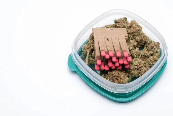 乾燥したマリファナとプラスチック容器のマッチのクローズアップビュー 薬物中毒の概念 医療用マリファナの概念 — ストック写真