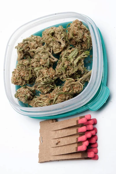 Närbild Torkad Marijuana Och Tänd Stickor Plastbehållare Narkotika Missbruk Koncept — Stockfoto