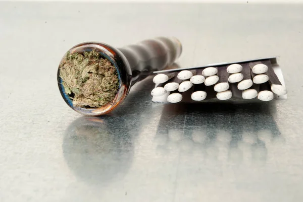 Μαριχουάνα Σπίρτα Και Σωλήνα Καπνίσματος Έννοια Του Εθισμού Στα Ναρκωτικά — Φωτογραφία Αρχείου