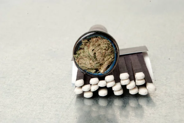 マリファナ マッチと喫煙パイプ薬物中毒の概念 医療用マリファナの概念 — ストック写真