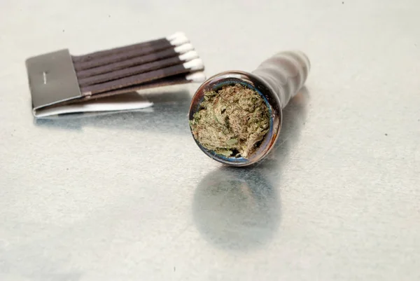 Marijuana Tändstickor Och Rökpipa Narkotikamissbruk Koncept Medicinsk Marijuana Concept — Stockfoto