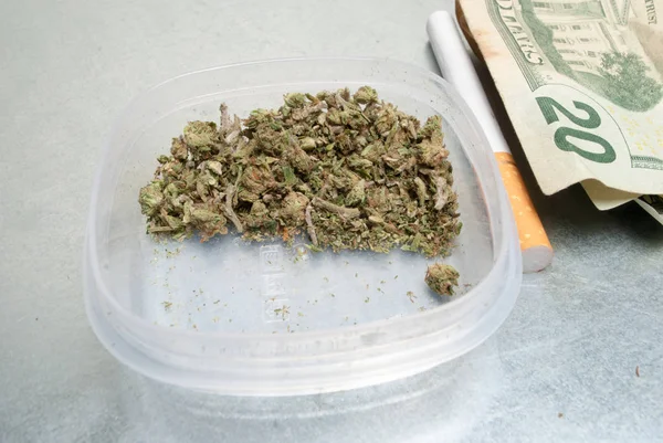 Vue Rapprochée Marijuana Séchée Dans Contenant Plastique Argent Concept Toxicomanie — Photo