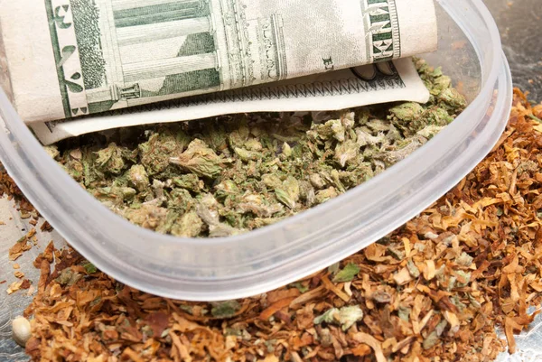 Vista Cerca Marihuana Seca Contenedor Plástico Dinero Concepto Drogadicción Concepto — Foto de Stock