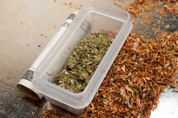 Vista Cerca Marihuana Seca Contenedor Plástico Dinero Concepto Drogadicción Concepto — Foto de Stock