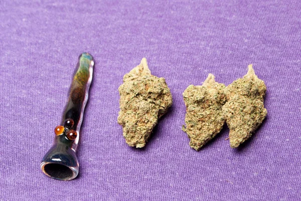 Närbild Torkad Marijuana Och Rökpipa Narkotika Missbruk Koncept Medicinsk Marijuana — Stockfoto