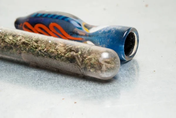 Close Weergave Van Gedroogde Marihuana Plastic Buis Roken Pijp Drugsverslaving — Stockfoto