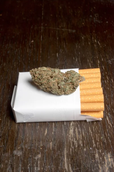 Kurutulmuş Esrar Sigara Uyuşturucu Bağımlılığı Kavramı Tıbbi Esrar Kavramı — Stok fotoğraf