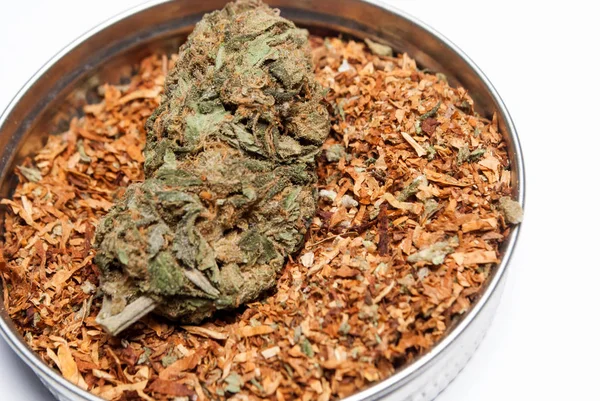 Kurutulmuş Marihuana Metal Şapkalı Tütün Uyuşturucu Bağımlılığı Kavramı Tıbbi Marihuana — Stok fotoğraf